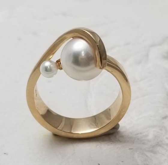 14 Karat Yellow Gold ring with one small and one larger white pearl.
