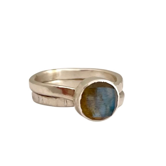 Silver double band ring with a Labradorite in the center.