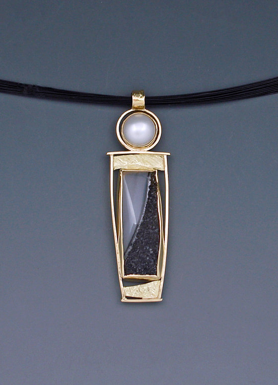 18 Karat Yellow Gold pendant with a Mabe pearl and an elongated Druzy.
