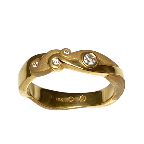 18 Karat Yellow Gold Leaf pattern ring with Diamonds.