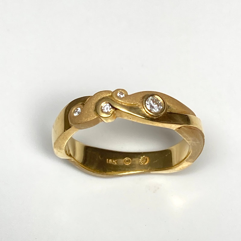 18 Karat Yellow Gold Leaf pattern ring with Diamonds.